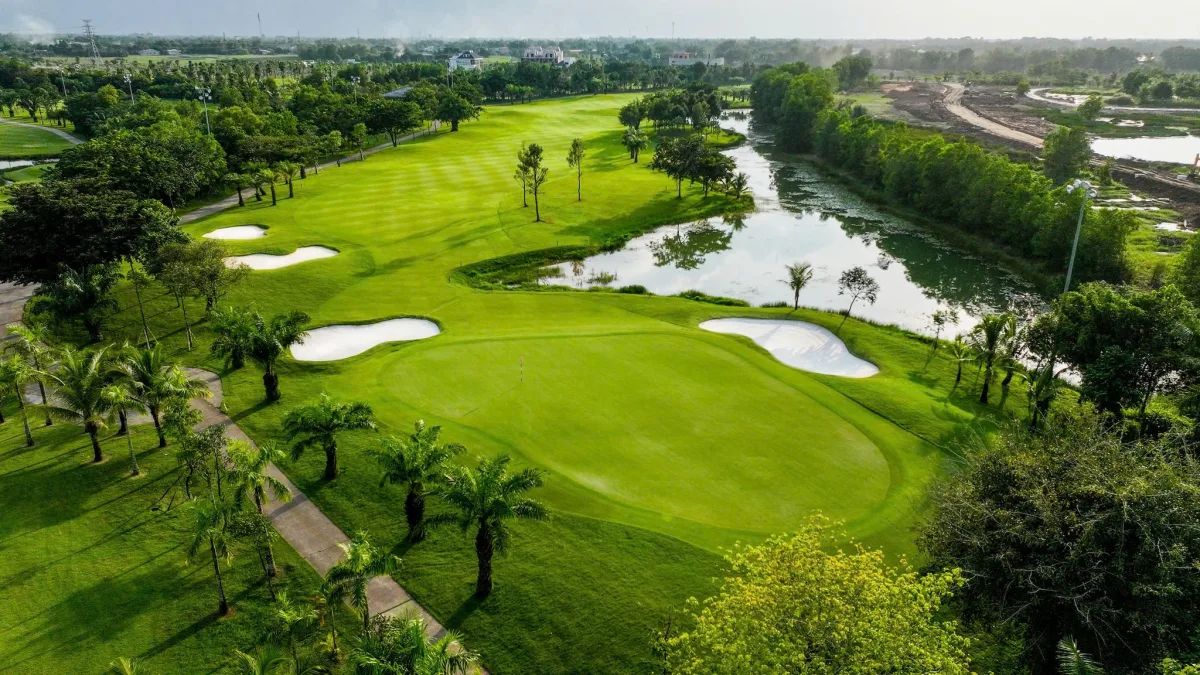 웨스트 레이크스 골프 앤 빌라스 (West Lakes Golf & Villas)