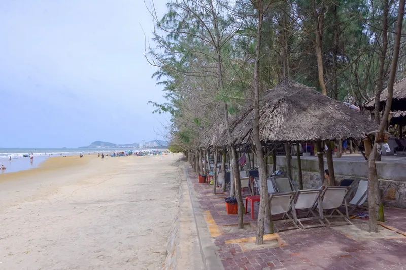롱꿍 해변 (투이띠엔 비치) (Bãi biển Long Cung)